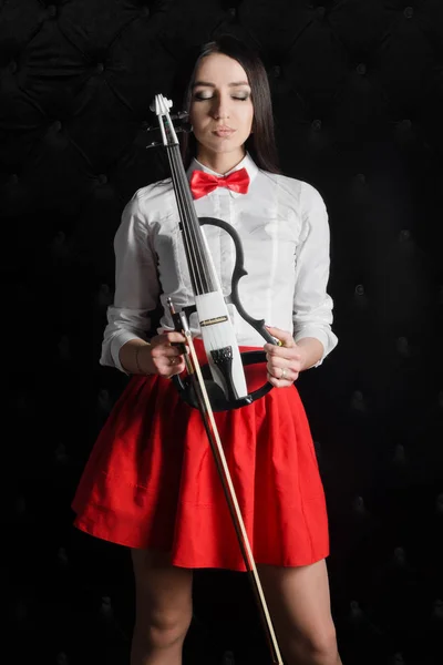 Retrato de mulher jovem com violino — Fotografia de Stock