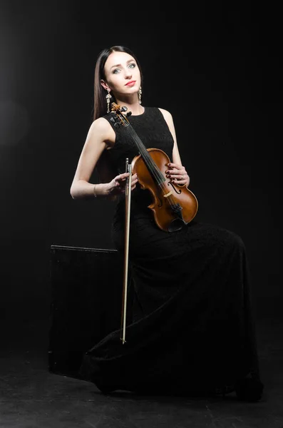 Menina de vestido com um violino de madeira — Fotografia de Stock