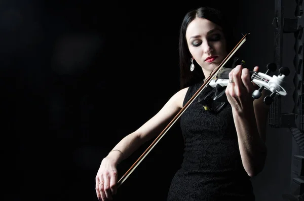 Bela mulher tocando violino — Fotografia de Stock