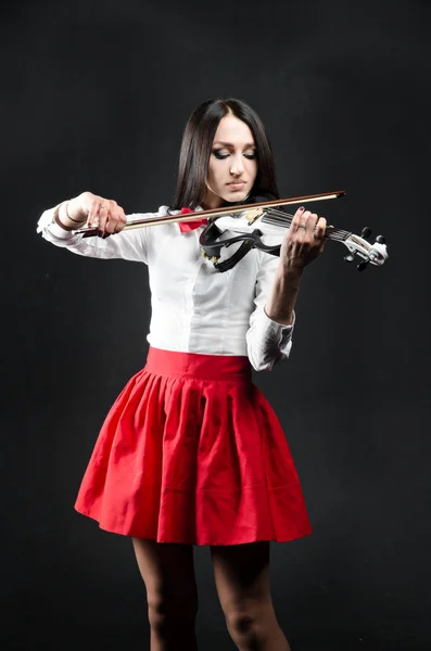 Mulher de saia e blusa tocando violino — Fotografia de Stock