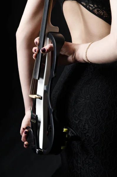 Giovane ragazza che tiene un violino bella schiena — Foto Stock