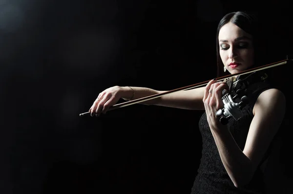 A menina em um vestido tocando violino, arte, emoções — Fotografia de Stock