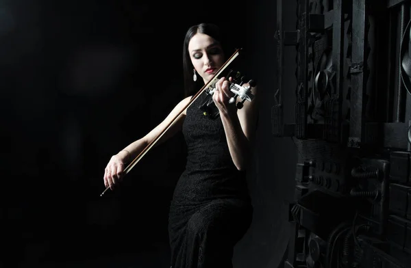 Mulher bonita tocando violino, arte, emoções — Fotografia de Stock
