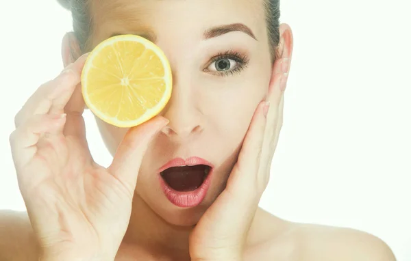 Genç kadın fotoğrafçı bir dilim limon ile bakıyor