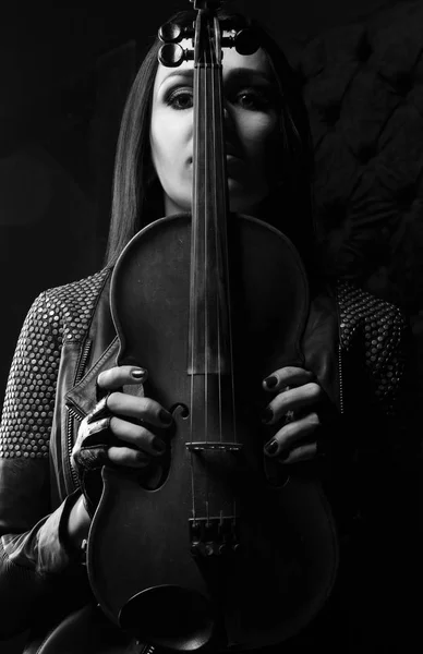 A rapariga tem um violino nas mãos. Foto em preto e branco — Fotografia de Stock