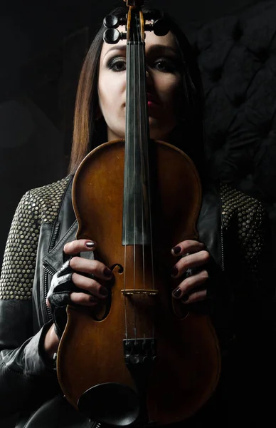 Menina segura um violino nas mãos — Fotografia de Stock