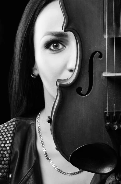 Retrato de uma rapariga com um violino. Foto em preto e branco . — Fotografia de Stock