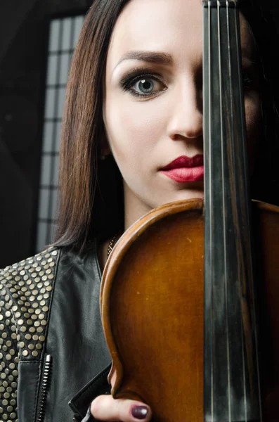 Retrato de uma menina com um violino — Fotografia de Stock