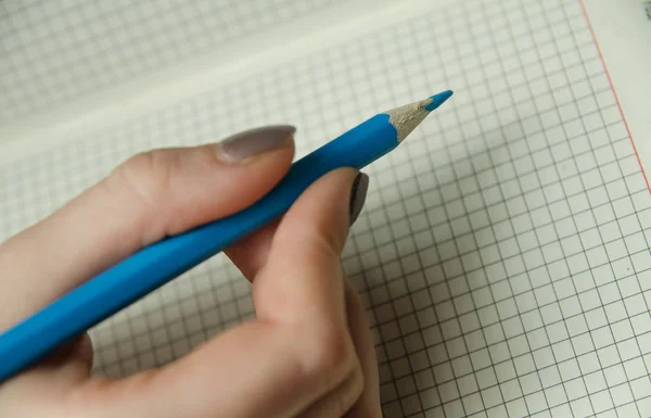 Hände einer Frau, die in ein Notizbuch schreibt — Stockfoto