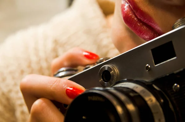 Foto de menina bonita que está segurando uma câmera vintage — Fotografia de Stock