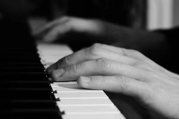 Mannelijke handen spelen de piano — Stockfoto