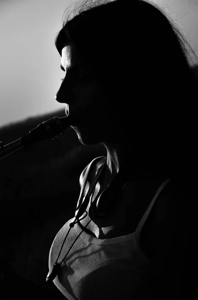 若い女の子は、自然にサクソフォーンを演奏します。 — ストック写真