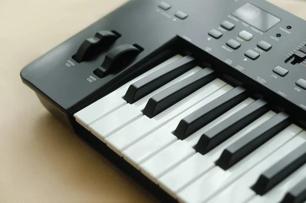 Synthesizer hafif bir arka plan üzerinde