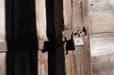 Ahşap Kirişler üzerinde asılı eski metal fikstür üzerinde yeni demir kilit