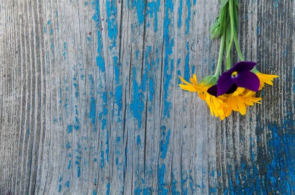 Bir eski ahşap boyalı mavi panosuna çatlaklar, doku taraftan küçük buket