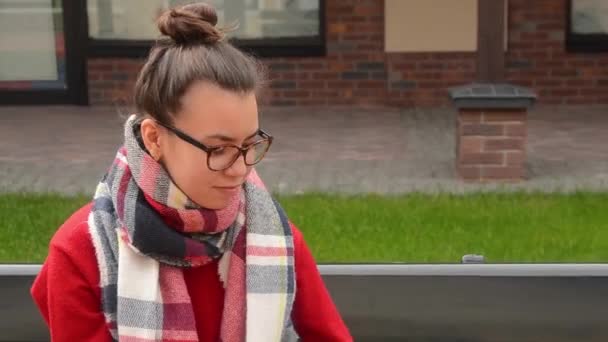 Jovem Sentada Banco Lendo Livro Rua Close — Vídeo de Stock