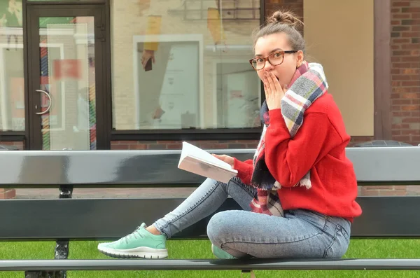 Asiática chica en gafas mirando en la cámara impactado —  Fotos de Stock