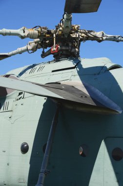 Büyük gri helikopter yere fotoğraf