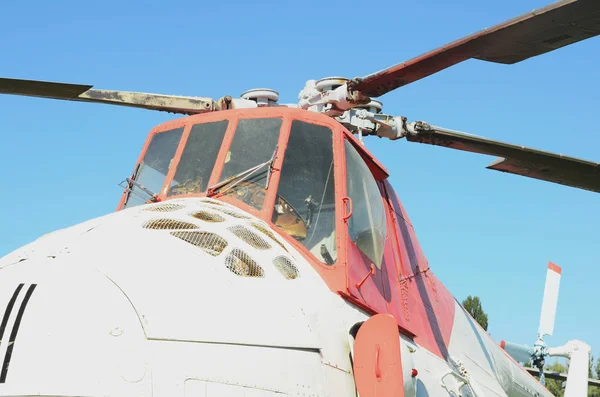 Photo d'une cabine d'un hélicoptère rouge et blanc — Photo