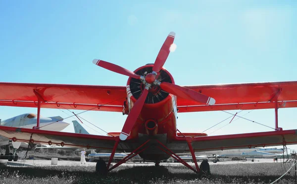 Gran avión rojo en la hierba — Foto de Stock