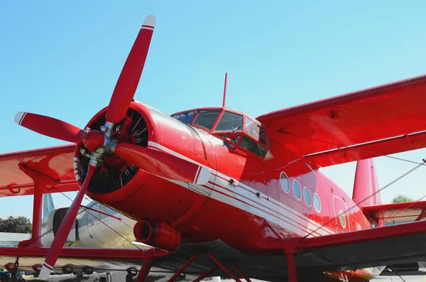 白のストライプの大きな赤い飛行機 — ストック写真
