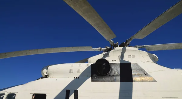 Foto de la parte superior del avión con una hélice — Foto de Stock