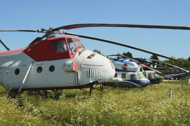 Bir çim sahada eski helikopter