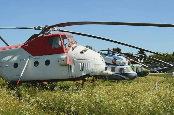 De vieux hélicoptères sur un champ d'herbe — Photo
