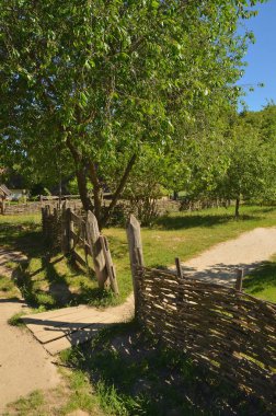 Reed, avlunun girişinde yapılan Ukraynalı eski çit