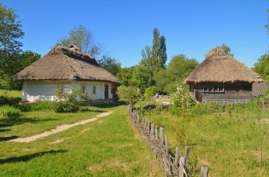 İki eski vintage ev: Kil ve tahta.