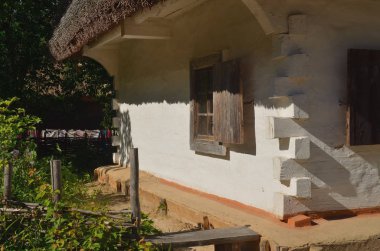 Ahşap ev, boyalı beyaz köşesinde