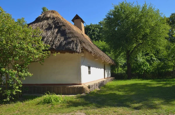 Cabaña ucraniana con un gran techo de paja —  Fotos de Stock