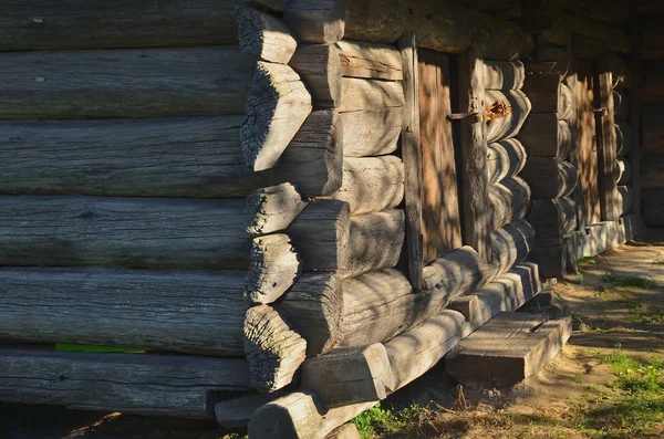 Una antigua casa de grandes troncos de madera — Foto de Stock
