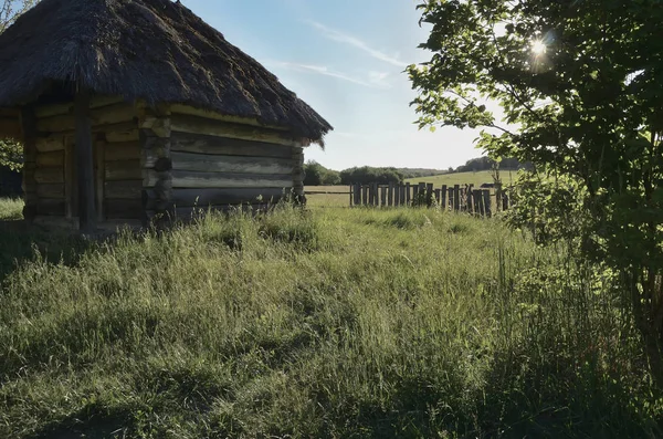 Una pequeña casa de grandes troncos de madera — Foto de Stock