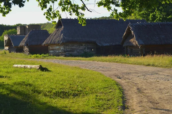 Дорога ведет к маленьким деревянным домам — стоковое фото