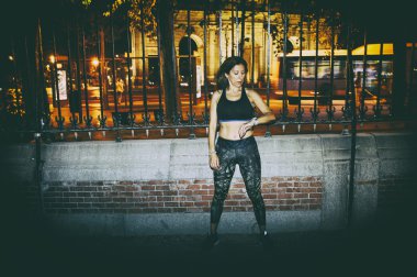 Şehir geceleri çalışan pratik kadın