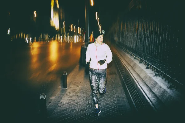 Mulher praticando corrida na cidade à noite — Fotografia de Stock