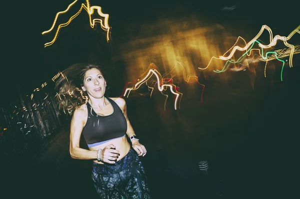 Женщина, практикующая бег по городу ночью — стоковое фото