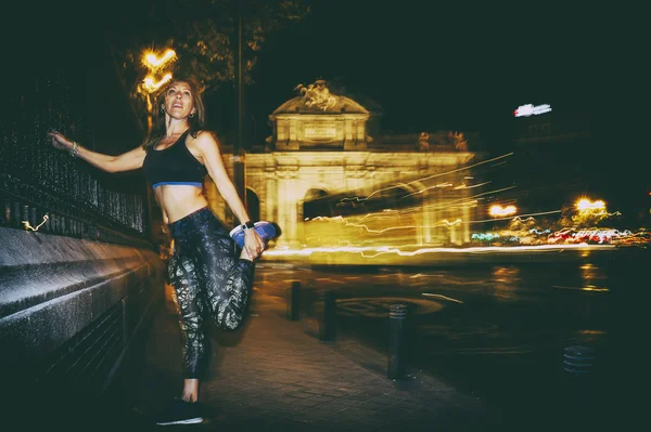 Woman practicing running in the city at night — Stock Photo, Image