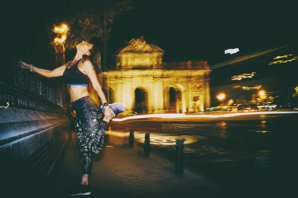 Kobieta, praktykujących, uruchomiona w mieście w nocy — Zdjęcie stockowe