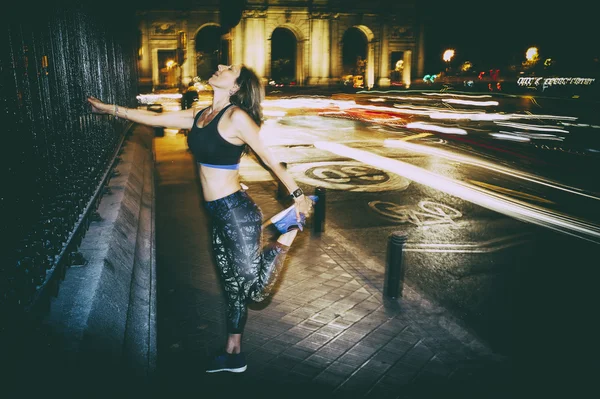 Woman practicing running in the city at night — Stock Photo, Image