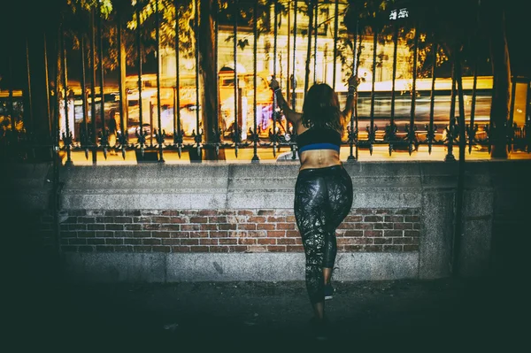 Femme pratiquant la course dans la ville la nuit — Photo