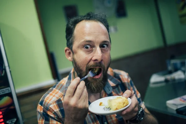 Hombre comiendo tortilla española — Foto de Stock