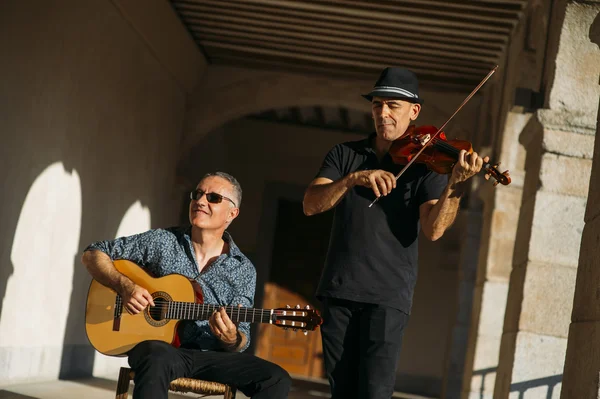 Artistas de rua tocando violino e guitarra — Fotografia de Stock