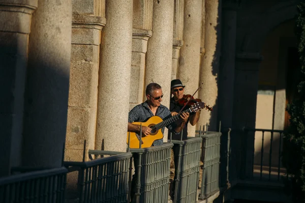 street performers playing the violin and guitar