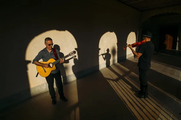 Artistas de rua tocando violino e guitarra — Fotografia de Stock