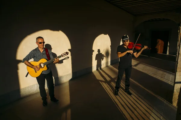 Artistas de rua tocando violino e guitarra — Fotografia de Stock