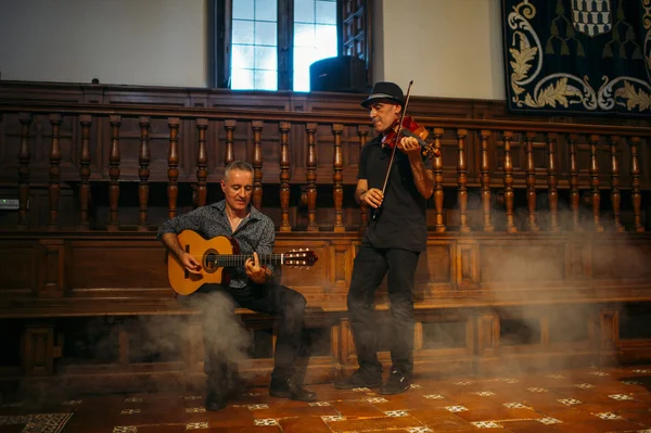 Artistas de rua tocando violino e guitarra — Fotografia de Stock