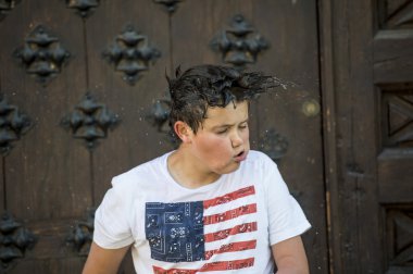 Çocuk yaz ıslak kafa içinde