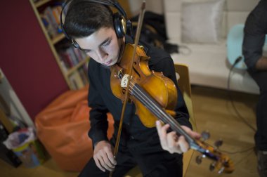 Bir keman çalmaya teen